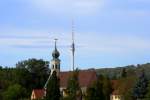 Zwischen der Errichtung der beiden hier zu sehenden Dresdener Bauwerke liegen fast 500(!!) Jahre! Im Vordergrund die kleine Kirche  Maria am Wasser , welche 1495 als sptgotischer Hallenbau entstand