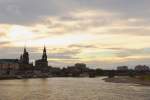 Abendstimmung am 06.10.2011 ber der Skyline von Dresden, aufgenommen von Bord des MS  August der Starke .