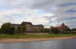 Das Kultus- und Finanzministerium (links) und das Schsische Regierungsprsidium in Dresden-Neustadt, aufgenommen am Abend des 06.10.2011 von Bord des Motorschiffes  August der Starke .