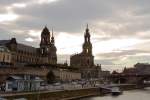 Das Terrassenufer mit Residenzschlo, Hofkirche und Semper-Oper im Gegenlicht der hinter den Wolken einer aufziehenden Kaltfront untergehenden Sonne, am frhen Abend des 06.10.2011, aufgenommen von