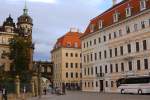 Blick von der Sophienstrae in Dresden zur Schlobrcke zwischen Residenzschlo (Sdflgel) und Taschenbergpalais.