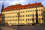 Das Licht der untergehenden Sonne am Abend des 06.10.2011, zaubert einen langen Schatten des 15m hohen Cholera-Brunnens auf die Fassade des Kempinski Grand-Hotels  Taschenbergpalais  in Dresden.