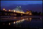 Das Blaue Wunder zu Dresden in der Abenddmmerung.