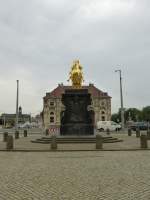 Hier sieht man den goldenen Reiter von Dresden am 09.08.2013.