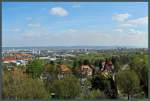 Blick vom Fichteturm auf Dresden: Im linken Bildteil wieder der Campus der TU Dresden mit dem markanten Turm des Schumannbaus.