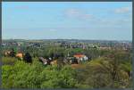 Blick vom Fichteturm zum Aussichtsturm Hoher Stein (in Bildmitte, links des weien Hauses).