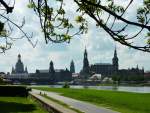 Dresden - der durch sein und berhmtes Gemlde von 1748 bekannte  Canalettoblick , der silhouettenhafte Blick ber die Elbe auf das historische Zentrum zwischen Frauenkirche und
