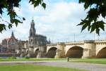 Dresden - Die Augustusbrcke ber die Elbe als eine der Brckenverbindungen zwischen der Alt- und Neustadt Dresdens wurde seit ihrer steinernen Ersterrichtung 1275 mehrfach mindestens