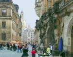 Dresden - der Blick vorbei am Georgentor (re., dem Eingang in den Schlobereich) und dem Stndehaus, dem Sitz des schsischen Landtags (li.) auf die Frauenkirche im Hintergrund.