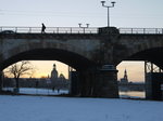 An einem Wintertag Blick durch die Bogen der Albertbrücke zum Terrassenufer mit Frauenkirche und Hofkirche; Dresden, 28.01.2013  