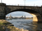 Dresdner Silhouette durch einen Bogen der Albertbrcke gesehen; 06.01.2007  