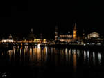 Nchtlicher Blick ber die Elbe auf die Altstadt von Dresden.