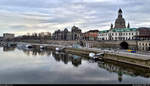 Blick von der Augustusbrcke auf das Dresdner Terrassenufer, gelegen an der Elbe, mit der Hochschule fr Bildende Knste, der Sekundogenitur und dem Turm der Dresdner Frauenkirche.