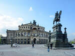 Das Knig-Johann-Denkmal befindet sich auf dem Theaterplatz vor der  Semperoper in Dresden.