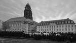 Links das neue Rathaus Dresden, rechts das Gewandhaus Dresden.
