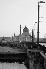 Blick ber die Marienbrcke auf das ehemalige Fabrikgebude der Zigarettenfabrik Yenidze in Dresden.