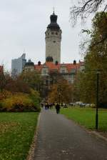 Blick vom Park auf das neue Rathause in Leipzig.