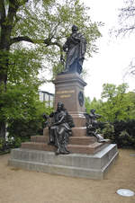 Das Mendelssohn-Denkmal vor dem Westportal – Mendelssohn-Portal – der Thomaskirche in Leipzig ehrt den Komponisten und ehemaligen Leipziger Gewandhauskapellmeister sowie Grnder des