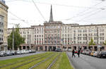 Die breite Grunewaldstrae in Leipzig mit einem typischen Beispiel der DDR-Architektur im Stil des Sozialistischen Klassizismus.