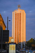 Das Wintergartenhochhaus in Leipzig in Abendlicht.