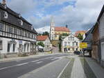 Schirgiswalde, Huser und Maria Himmelfahrt Kirche in der Rathausstrae (06.06.2025)