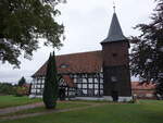 Bluno, evangelische Dorfkirche, Fachwerkkirche erbaut von 1670 bis 1673, Anbau des Kirchturms 1786 (18.09.2021)