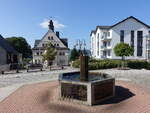 Bernsbach, Dorfbrunnen und Rathaus an der Strae der Einheit (19.08.2023)