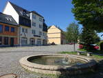 Grnhain, Huser und Brunnen am Marktplatz (19.08.2023)