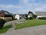 Brnlos, Brunnen und Huser an der Brnloser Hauptstrae (20.08.2023)