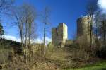 Die Burgruine Niederlauterstein im Tal der Schwarzen Pockau - Aufnahme vom April 2004.