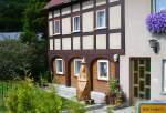 Umgebindehaus in Bertsdorf mit Holzfigur Rbezahl