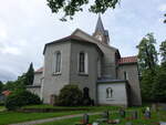 Drrhennersdorf, evangelische Kirche, erbaut von 1874 bis 1875, verputzter Bruchsteinbau mit polygonalem Chor (06.06.2025)