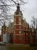 Bad Muskau, Neues Schloss des Frsten Pckler, erbaut von 1646 bis 1653 als barocke   Dreiflgelanlage (02.04.2012)