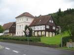 Dieses Umgebindehaus hat einen Anbau in einem vllig anderen Baustil erhalten, Johnsdorf 11.08.07