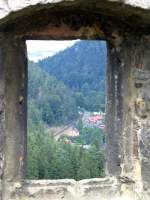 Ein Blick durch ein Fenster im Kaiserhaus auf das diesige Tal, Oybin 11.08.07