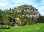 Kurort Oybin mit Kirche, Berg Oybin sowie der Burg und Klosteranlage am 03.10.2011