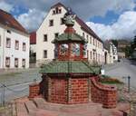 Der 1928 erbaute Tpferbrunnen in Kohren-Sahlis am 21.08.2024.
