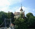 Grimma in Sachsen, die Gattersburg, 1887 erbaut, hoch ber der Mulde (Hotel und Restaurant), unten die lngste Hngebrcke in Sachsen, Juni 2010