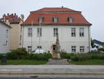 Radeburg, Postmeilensule von 1728 und Gebude des Bauamts in der Heinrich Zille Strae (10.06.2025)