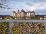 Am 17.10.2008 konnte ich diese Aufnahme vom Jagdschlo Moritzburg whrend einer Fototour-Lnitzdackel machen.