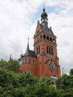 Die Lutherkirche (mit roten Backsteinen) in Radebeul gesehen am 21.