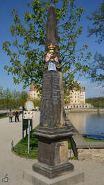 Die rechte Postmeilensule am Schloss Moritzburg.