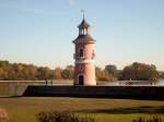 Einer der grten  Binnen-Leuchttrme Deutschlands steht auf der Mole im Schlopark Moritzburg bei Dresden ; 20.10.2012