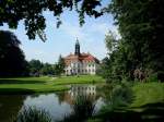 Reinhardtsgrimma bei Dresden,  Barockschlo mit englischem Landschaftsgarten,  1769 erbaut, der Saal wird fr Musikkonzerte genutzt,  Juni 2010