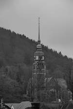 Der Turm der Hoffnungskirche Freital-Hainsberg, aufgenommen Anfang April 2017 aus einem vorbeifahrenden Zug.