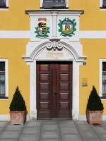 Stadtwappen und schsisches Wappen von 1703 ber der Pforte am Rathaus in Neustadt (Sachsen); 27.02.2008  