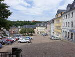 Auerbach/Vogtland, Huser am Altmarkt mit Altmarktbrunnen von 1842 (23.07.2023)