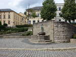 Markneukirchen, Zschuckebrunnen mit Brunnenplastik von 1912 am unteren Markt (22.07.2023)