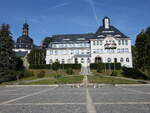 Klingenthal, Rathaus und Rundkirche Zum Friedefrst am Marktplatz (23.07.2023)