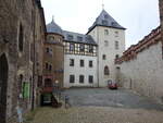 Mylau, Innenhof mit Bergfried der Burg (12.08.2023)